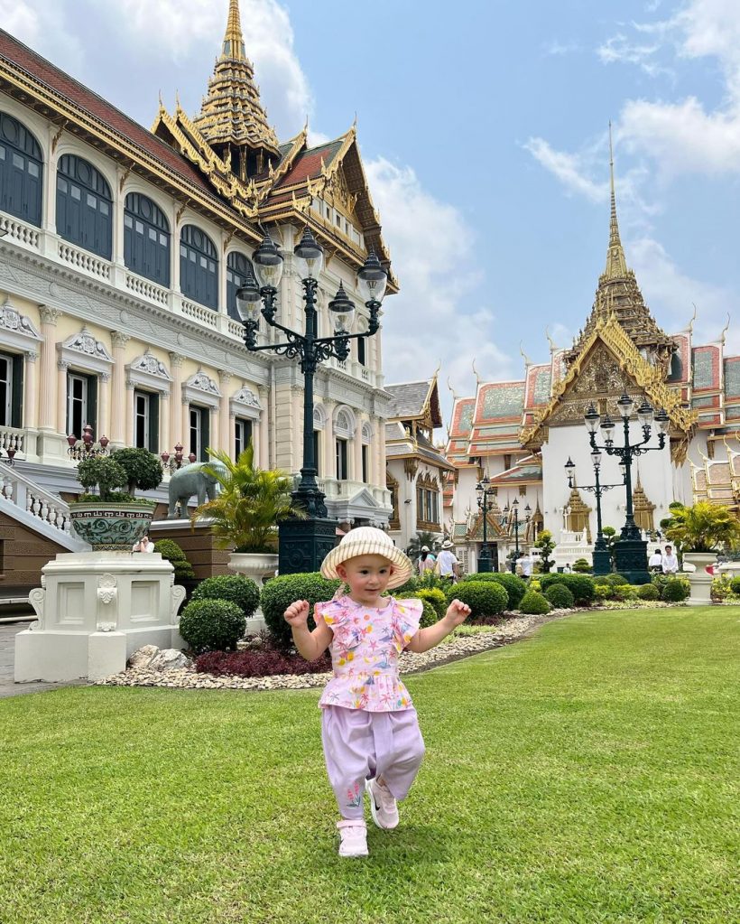 ไอซ์ อภิษฎา พาน้องเลอาทำบุญวัดพระแก้วแม่ใส่ผ้าไทยสวยมาก