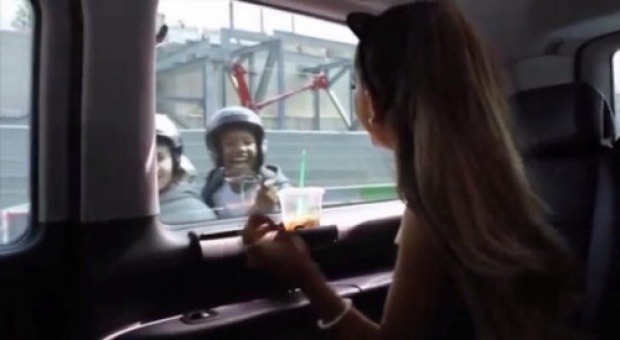 อิจฉาได้อีก!! เมื่อแฟนคลับขับรถตาม Ariana Grande มาดูสิว่าเธอจะทำอย่างไร?