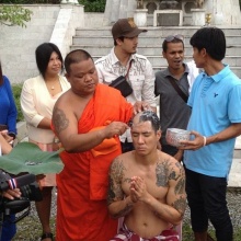 ฮาเวิร์ด หวัง เข้าพิธีปลงผมอุปสมบท อดีตแฟน เอมมี่ ร่วมพิธี