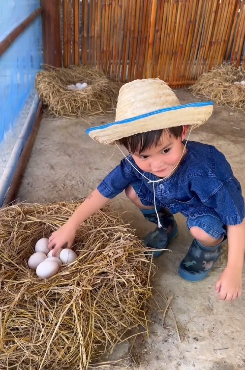 คู่รักพาลูกชายเรียนรู้ชีวิตเกษตรกร ติดดินบ้านๆแม้รวยหมื่นล้าน