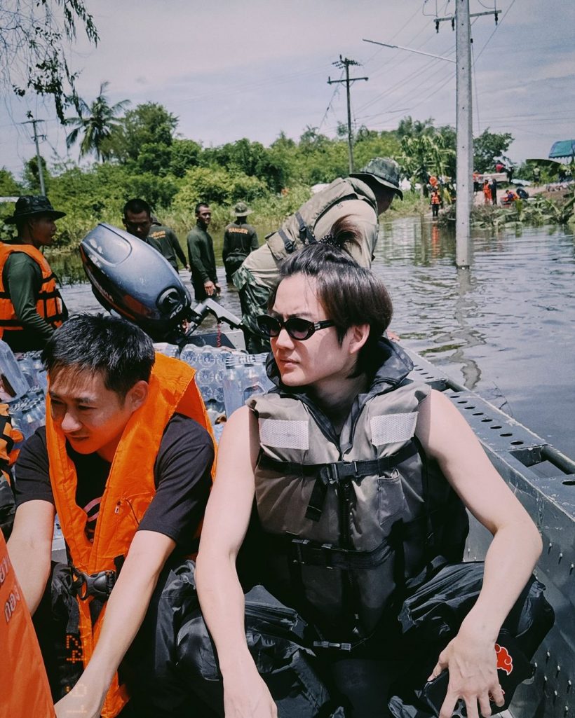 ศิลปินหนุ่มดัง-พระเอกเมืองจีน ทนไม่ไหว ลุยน้ำท่วมช่วยหนองคาย 