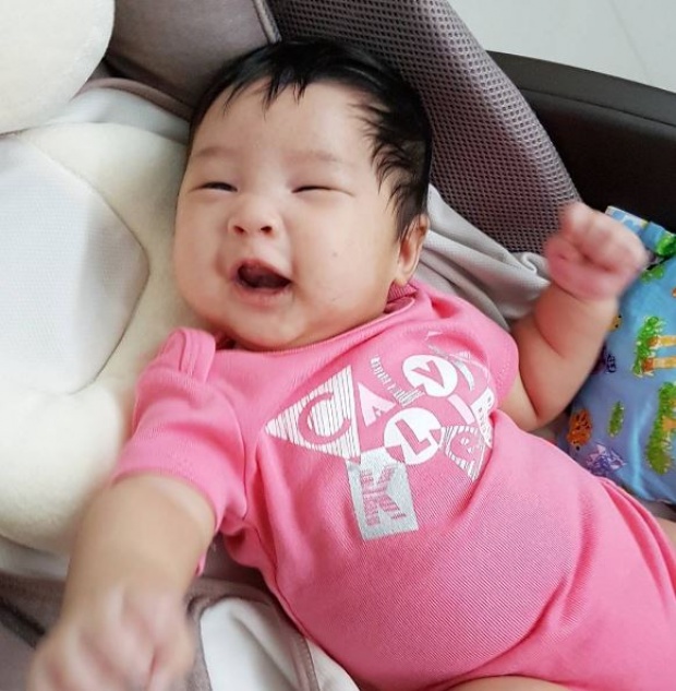 ส่องมุมน่ารักๆ “น้องปริม” ลูก “มิค-เบนซ์” หนูน้อยวาสนาดี พระเทพฯขลิบผม