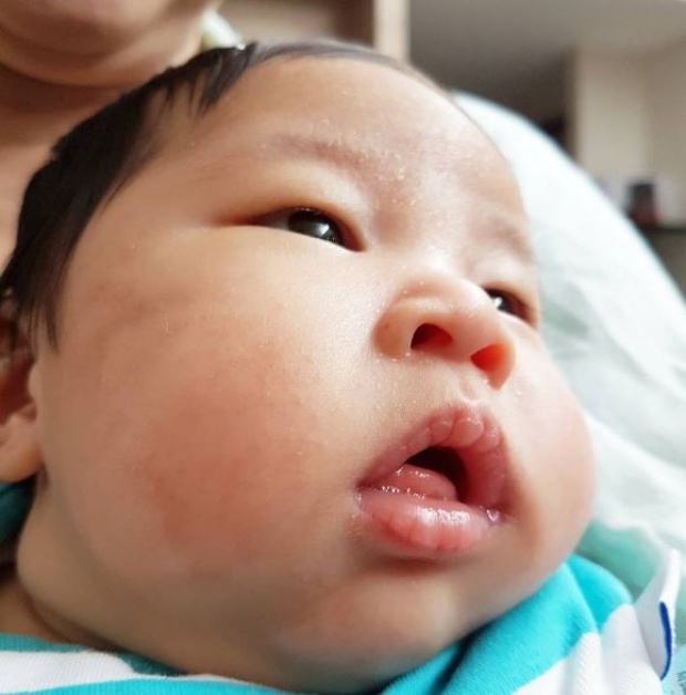 ส่องมุมน่ารักๆ “น้องปริม” ลูก “มิค-เบนซ์” หนูน้อยวาสนาดี พระเทพฯขลิบผม