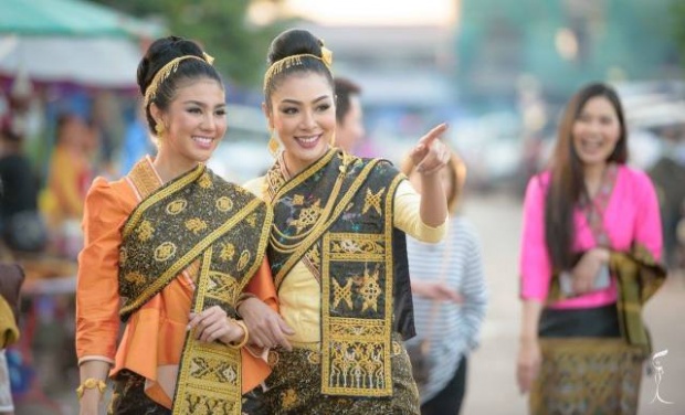 งดงามมาก ! ฝ้าย มิสแกรนด์ สวมชุดนี้ใส่บาตรงานบุญ งามสง่าหัวจรดเท้า ใครเห็นต่างชื่นชม