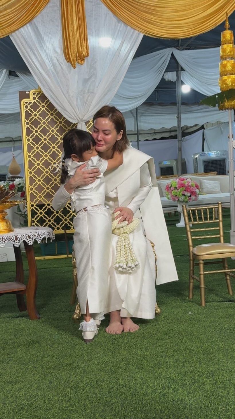 ชมภาพ เจนี่ห่มเหลืองหลังบวชสามเณรี น้องโนล่าก้มกราบเท้าแม่