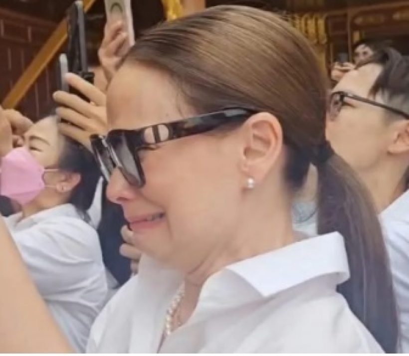 ชมภาพ เจนี่ห่มเหลืองหลังบวชสามเณรี น้องโนล่าก้มกราบเท้าแม่