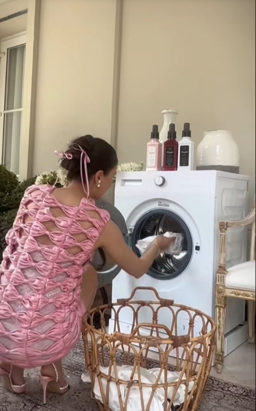 ส่องลุคแม่บ้าน ศรีริต้า แค่ถือผ้าไปซัก ยังลักชัวรี่ทุกองศา