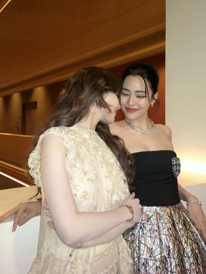 เคมีดีต่อใจ! 'หลิงหลิง-ออม' สวยปังคว้ารางวัลคู่จากงาน Weibo Gala 2025