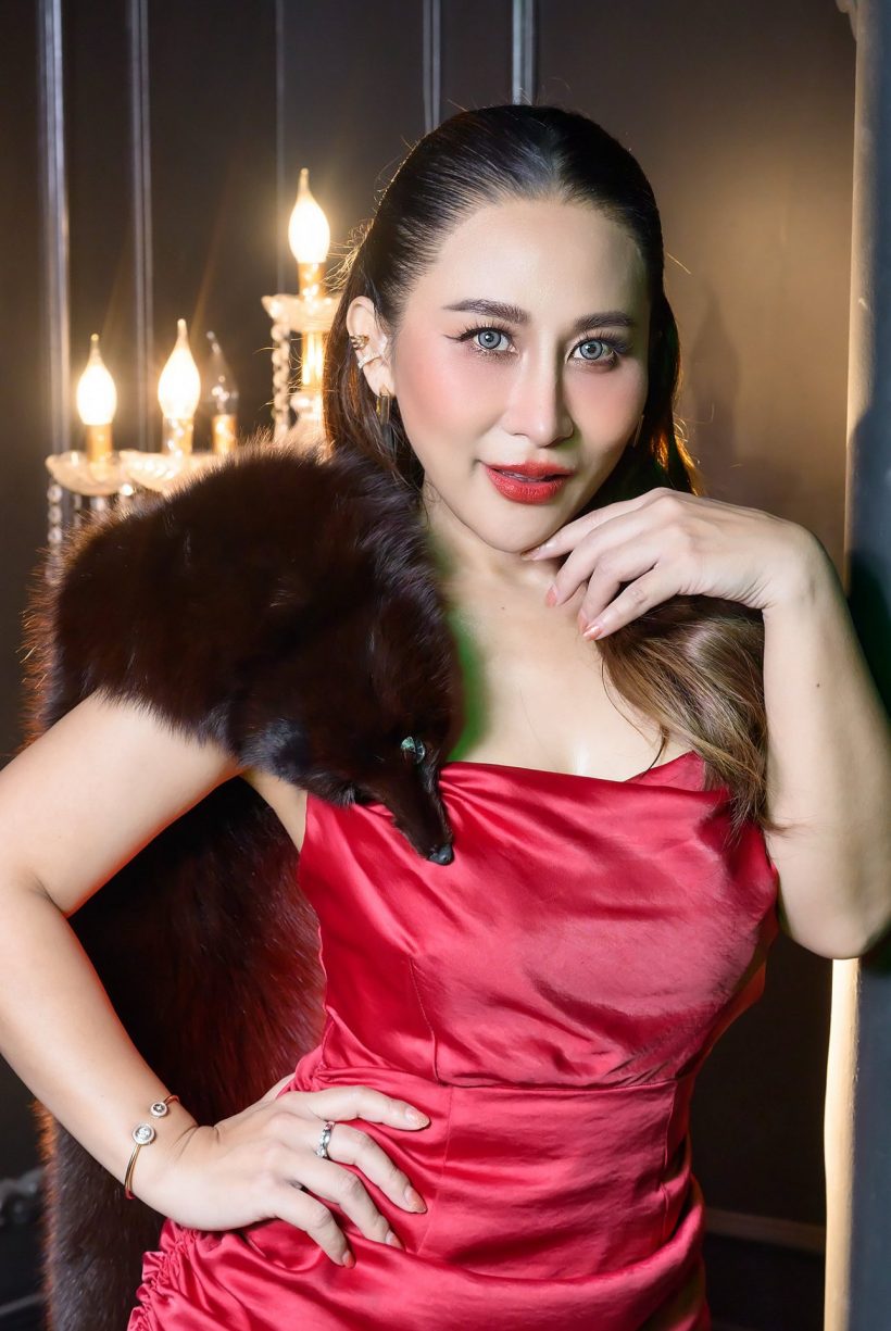 ลุ้นรักต่างแดน? นักร้องสาวดัง เจอหนุ่มเปย์กลางสนามบินอินเดีย