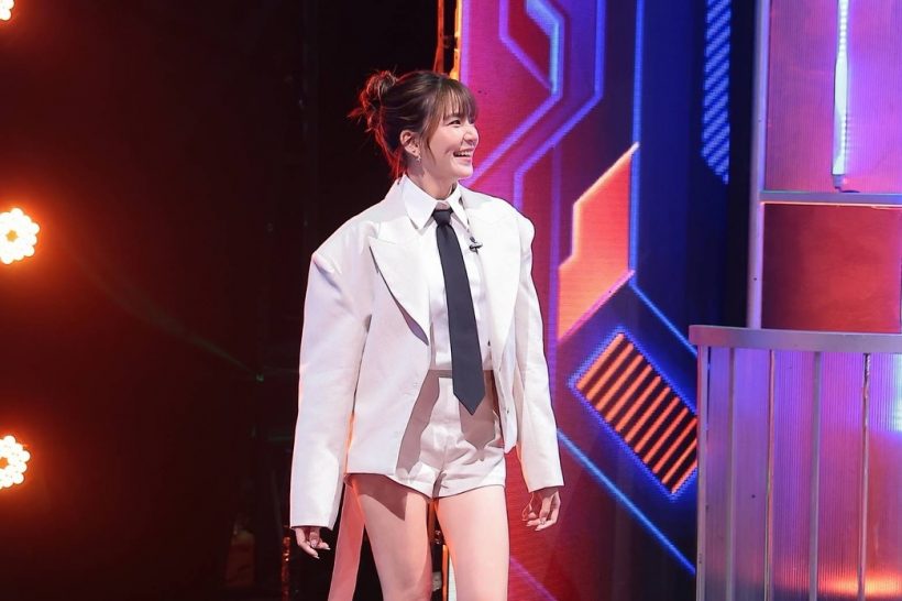 เฟย์ พรปวีณ์ ยังอึ้ง! ดารารุ่นพี่คนนี้ หน้าเด็กมาก แถมคล้ายตัวเอง