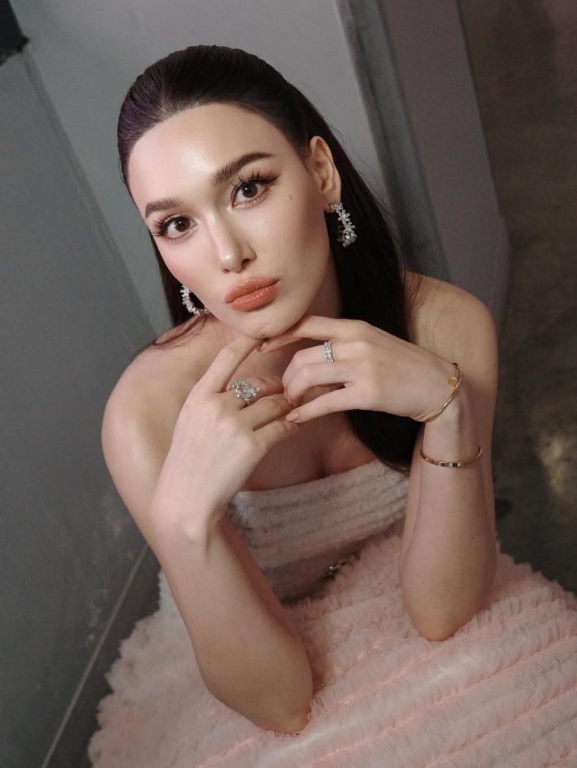 ดาราลูกครึ่งคนนี้ โดนเพื่อนว่าไม่สวย แต่โตมาปังตัวแม่สุดๆ