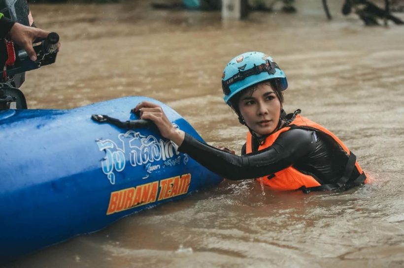 ดาราสาวดัง ไม่ห่วงสวย โดดลงน้ำ ช่วยชาวบ้านหาดใหญ่