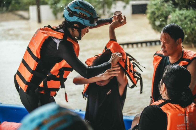 ดาราสาวดัง ไม่ห่วงสวย โดดลงน้ำ ช่วยชาวบ้านหาดใหญ่