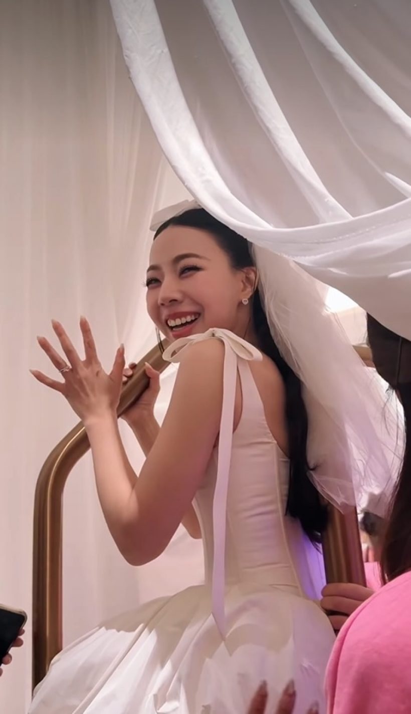 ทีมเจ้าสาว ลูกน้ำ จัดโชว์พิเศษ เซอร์ไพรส์! น้องปีใหม่ร่วมด้วย