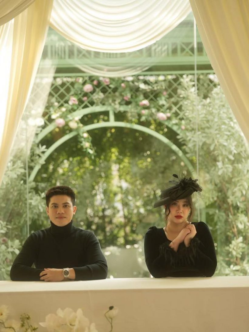 ฉีกทุกกฎ! นนนี่ ลูกแม่แอน ควงสามีจดทะเบียนในลุค All Black