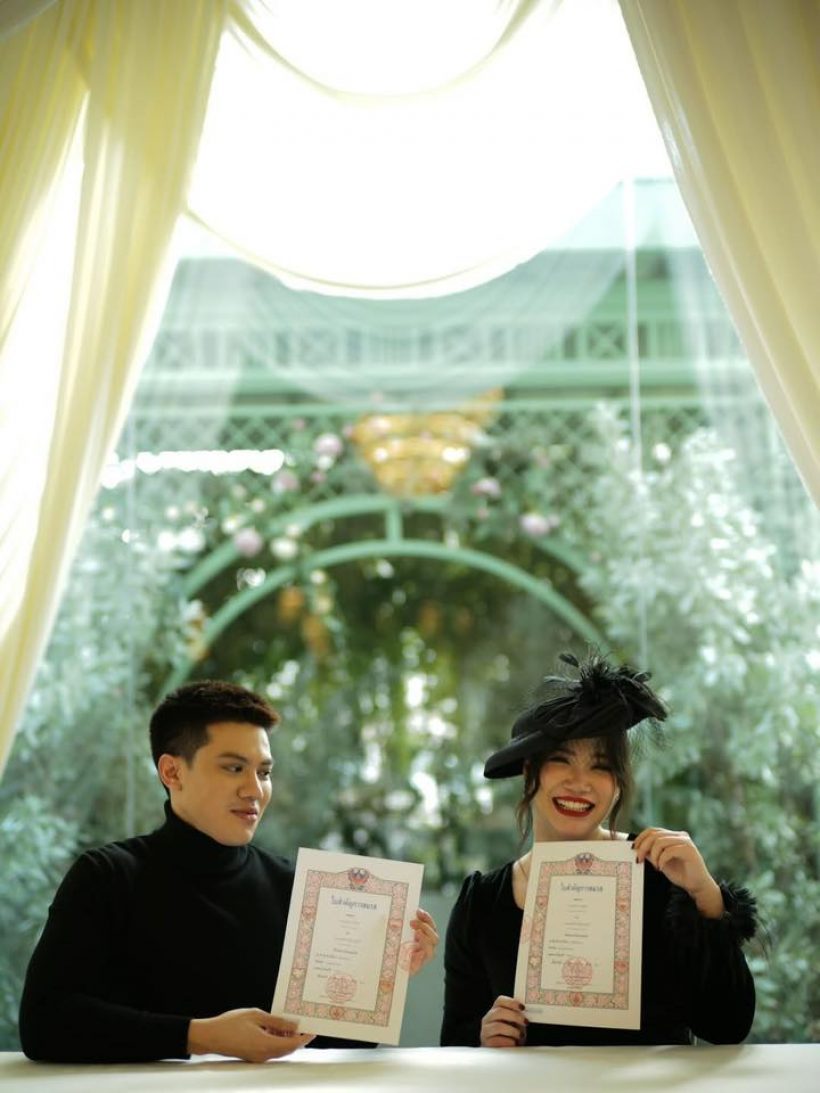 ฉีกทุกกฎ! นนนี่ ลูกแม่แอน ควงสามีจดทะเบียนในลุค All Black