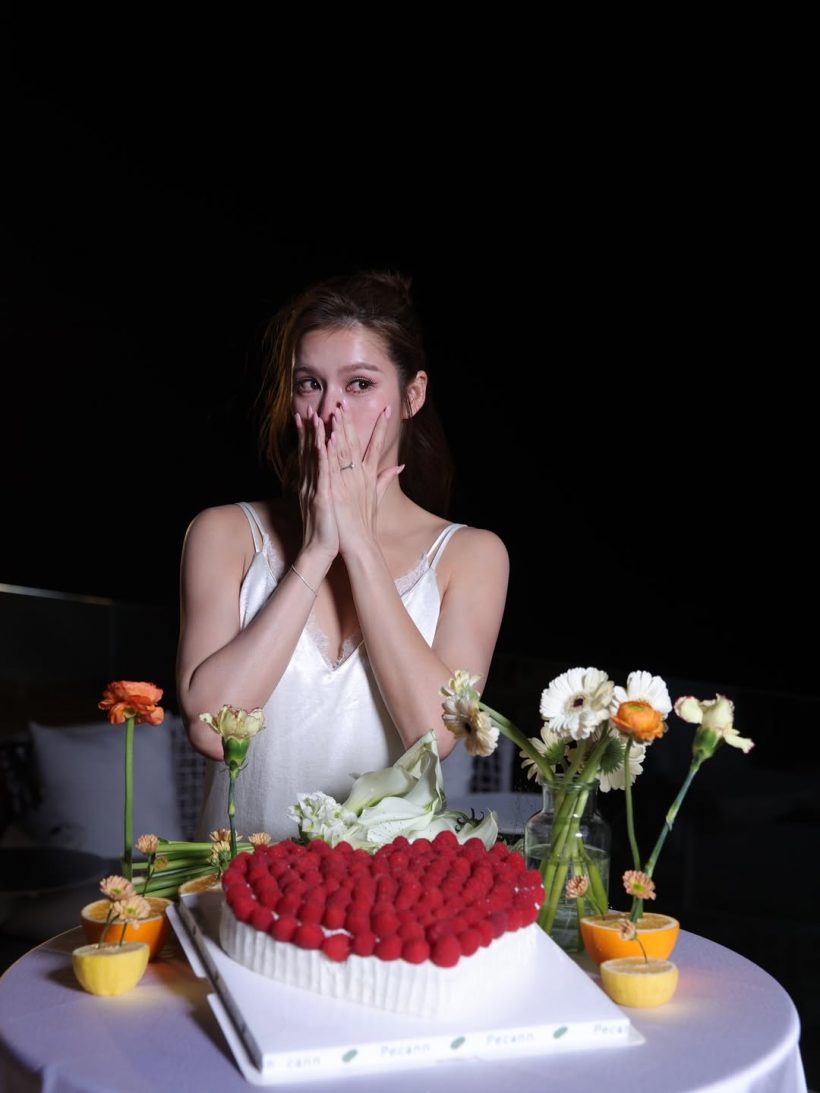 นางเอกดังปล่อยโฮ แก๊งเพื่อนเซอร์ไพรส์จัดปาร์ตี้สละโสด