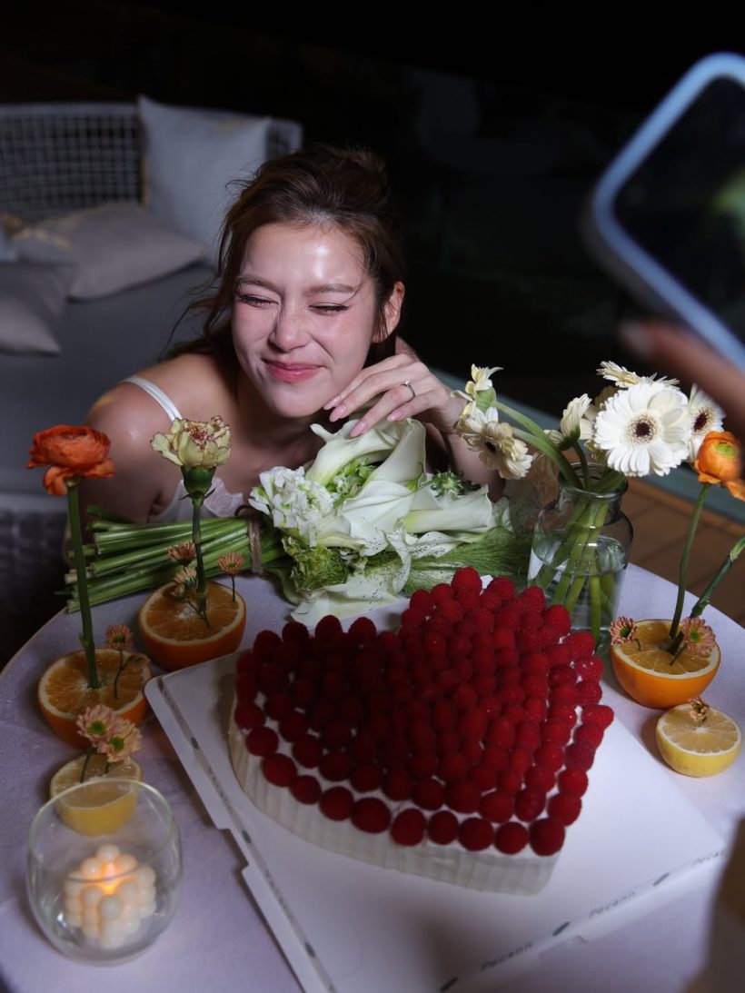 นางเอกดังปล่อยโฮ แก๊งเพื่อนเซอร์ไพรส์จัดปาร์ตี้สละโสด