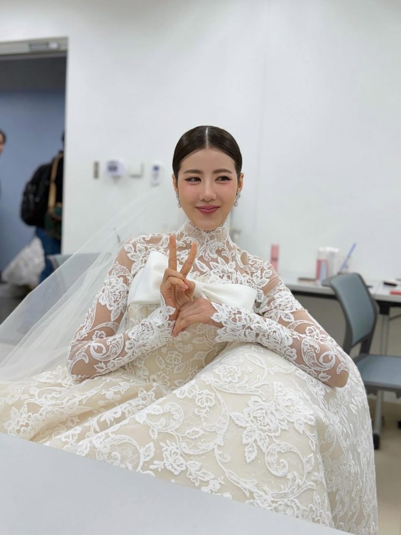 อุ๊ย! ยังไงกันเเน่ นางเอกดังใส่ชุดเจ้าสาวแบบนี้หรือว่า…?