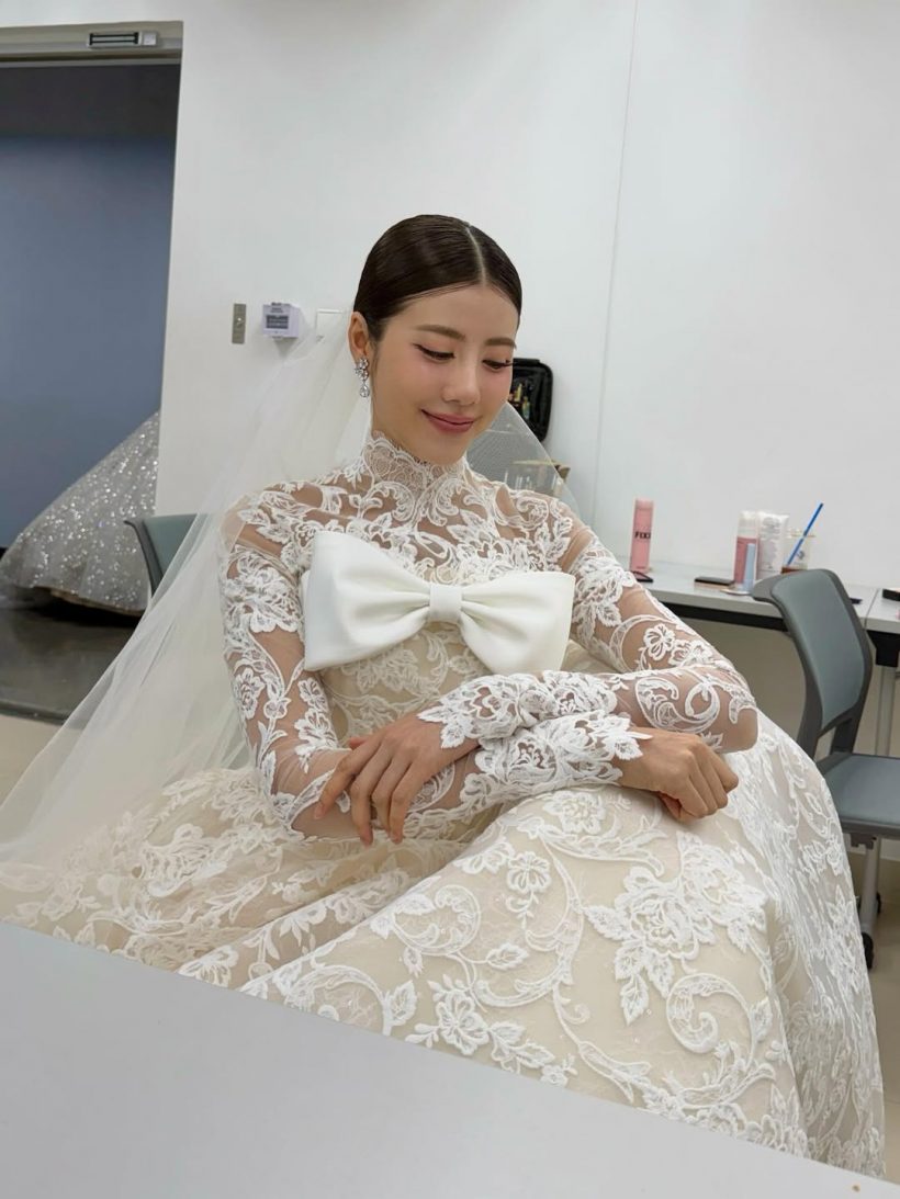 อุ๊ย! ยังไงกันเเน่ นางเอกดังใส่ชุดเจ้าสาวแบบนี้หรือว่า…?