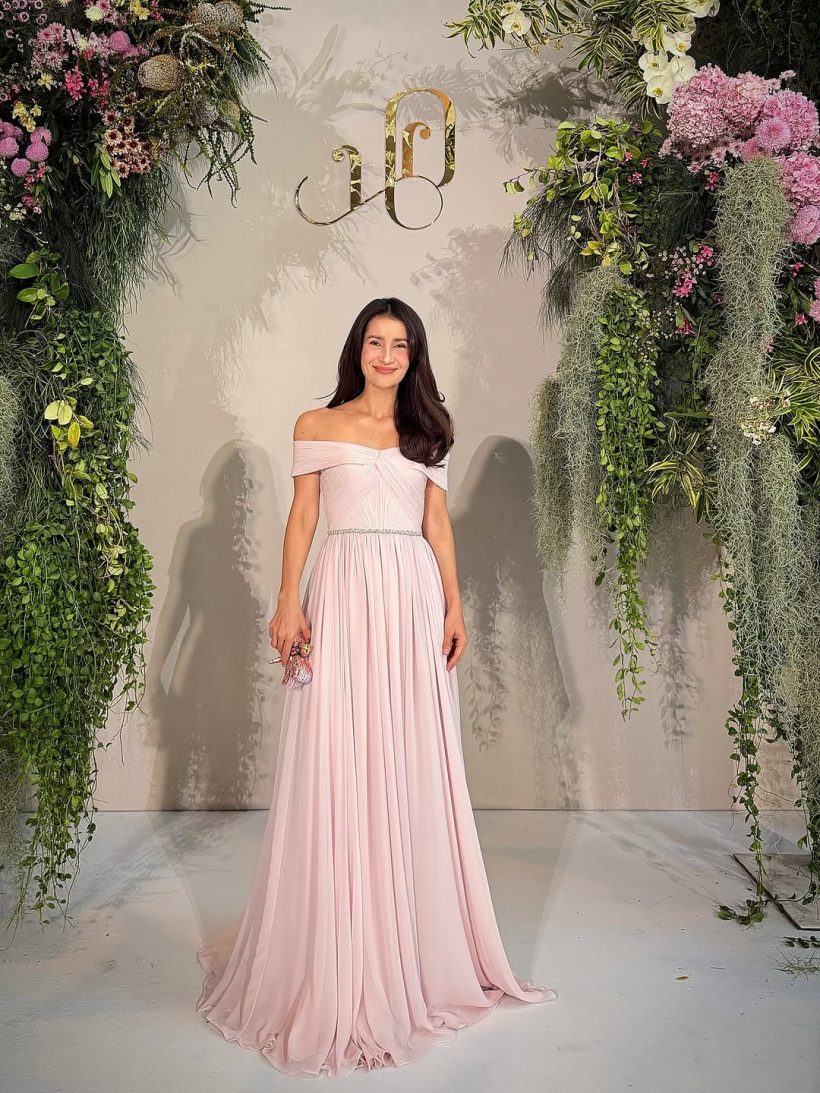 ชื่นชมนางเอกดัง เเต่งลุคสวยฉ่ำ เเต่ยังให้เกียรติเจ้าสาว