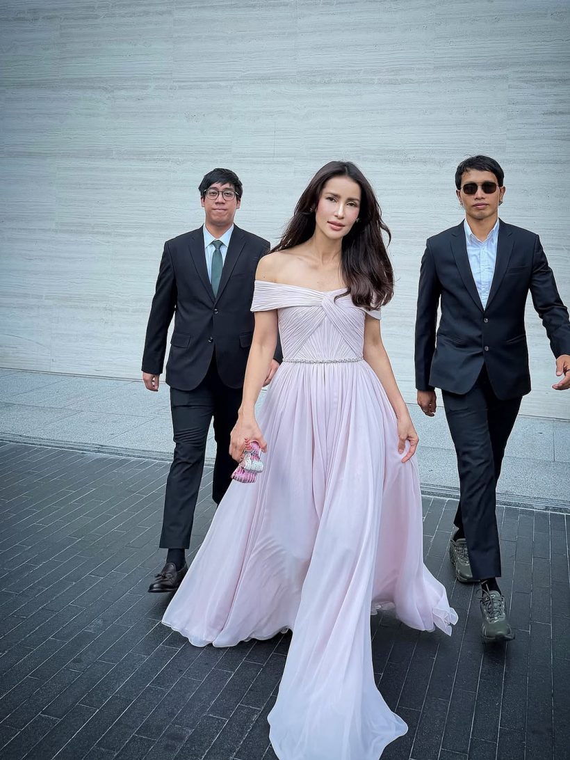 ชื่นชมนางเอกดัง เเต่งลุคสวยฉ่ำ เเต่ยังให้เกียรติเจ้าสาว