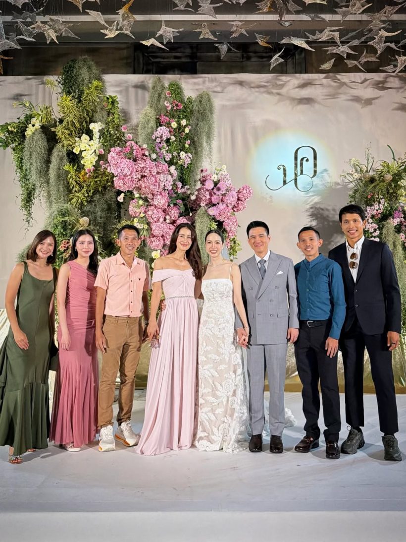 ชื่นชมนางเอกดัง เเต่งลุคสวยฉ่ำ เเต่ยังให้เกียรติเจ้าสาว