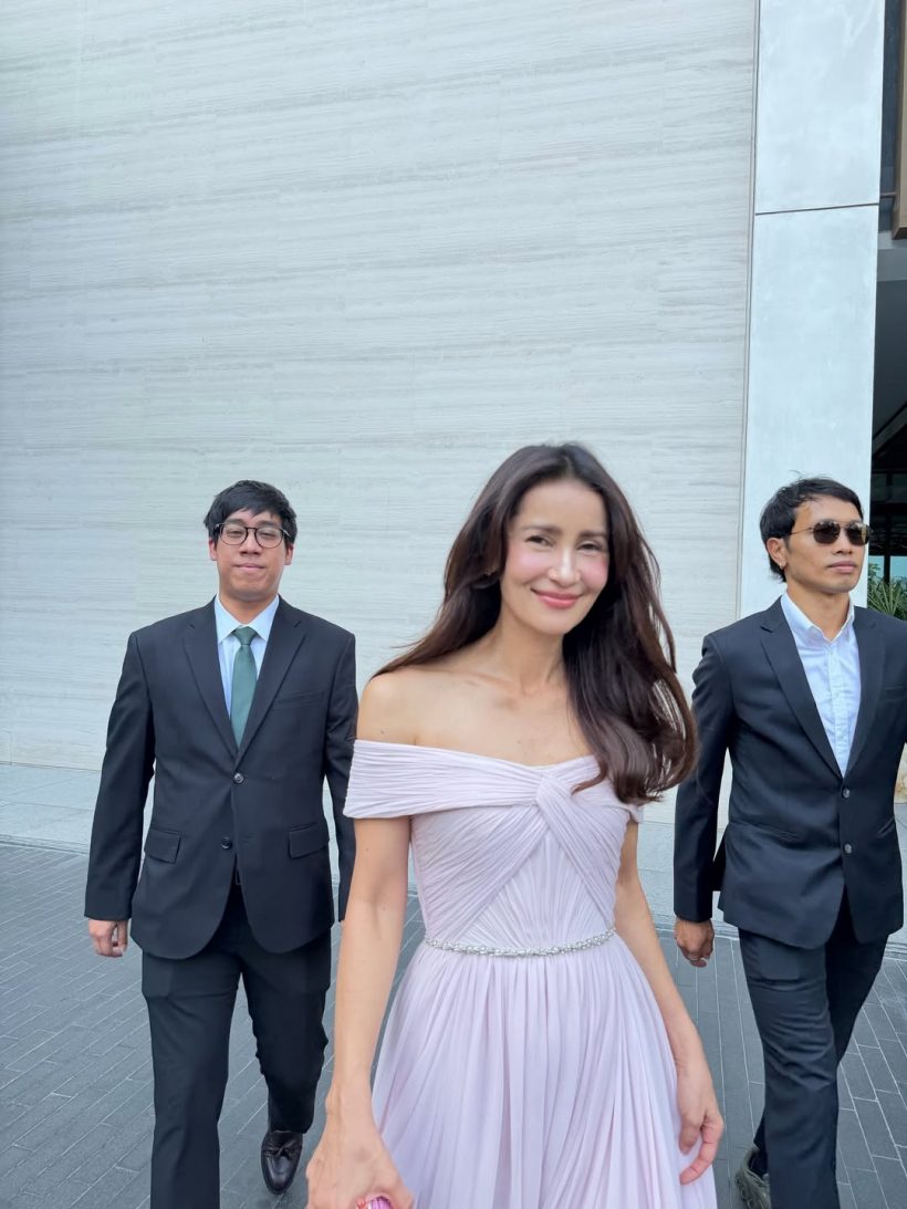 ชื่นชมนางเอกดัง เเต่งลุคสวยฉ่ำ เเต่ยังให้เกียรติเจ้าสาว