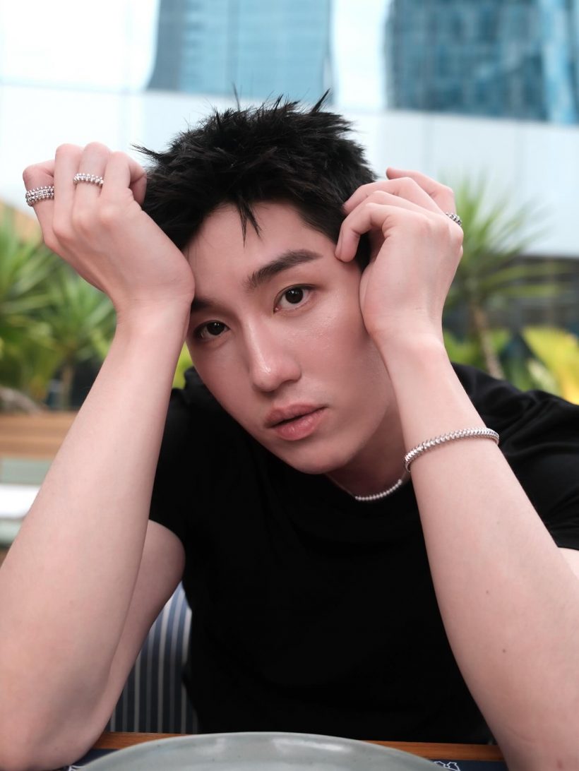 โคตรโดน! พระเอกดังกระทบไหล่นายกฯ พร้อมลั่นประโยคเด็ดสุดพีค