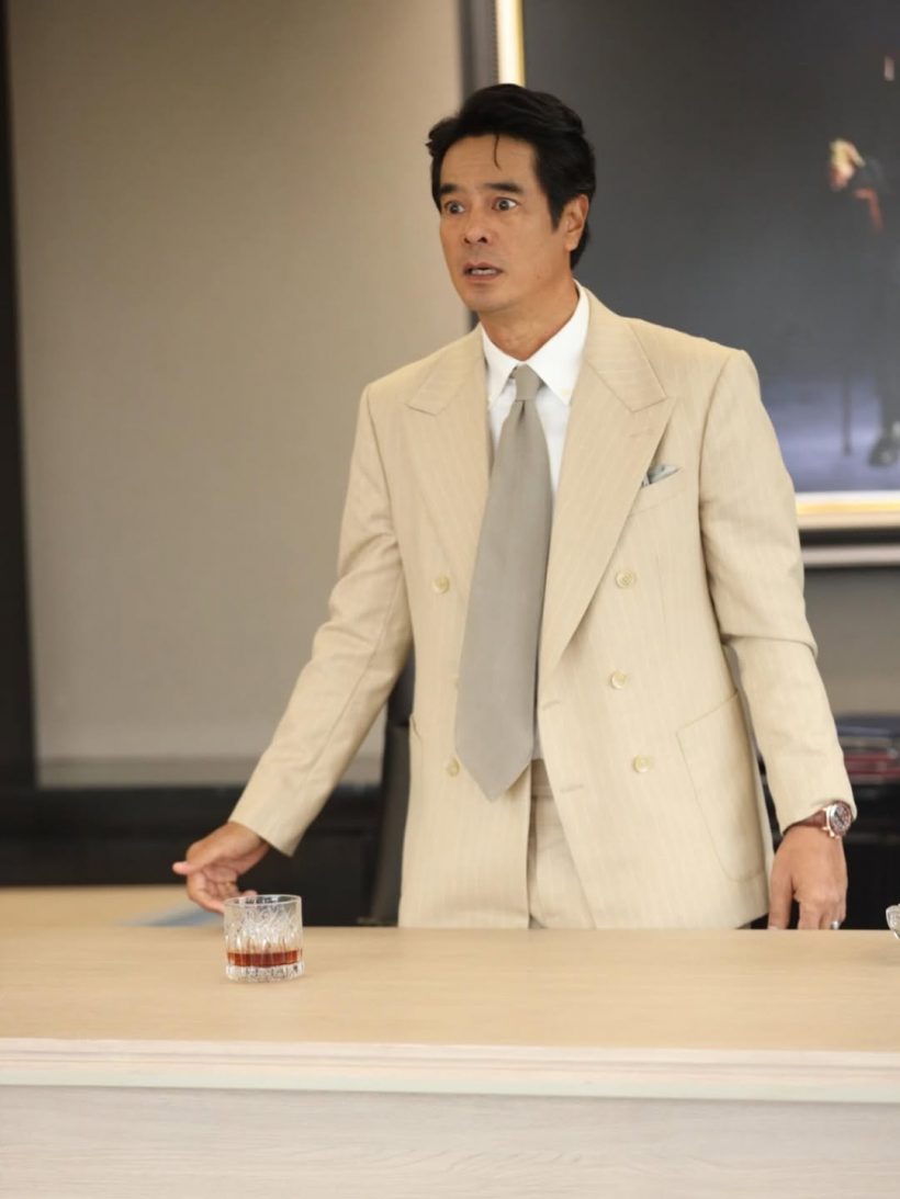 อ่ำ อัมรินทร์ โชว์ขวดน้ำมะพร้าว คาดโดนหลอกเข้าแล้ว