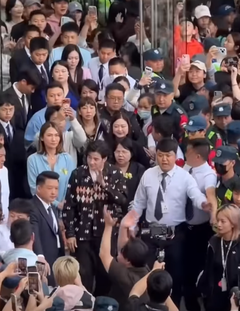 นี่เเหละของจริง! พระเอกไทยคนนี้ สร้างปรากฎการณ์ห้างเเตกที่จีน