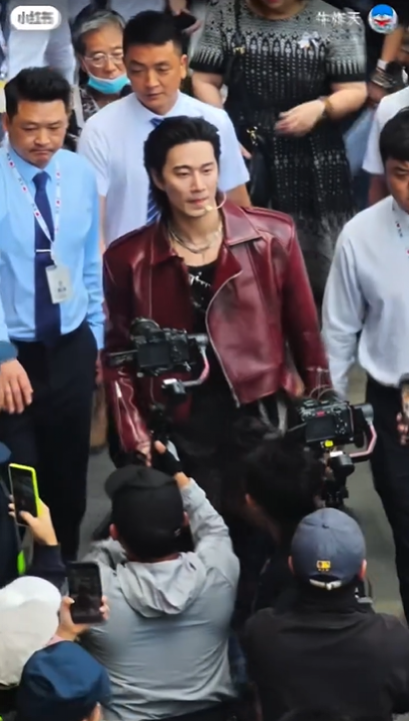 กระเเสปัง อีกหนึ่งหนุ่มไทยโผล่จีน คนเเห่รุมจนต้องใช้การ์ดนับสิบคุม