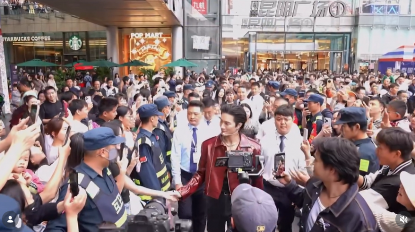 กระเเสปัง อีกหนึ่งหนุ่มไทยโผล่จีน คนเเห่รุมจนต้องใช้การ์ดนับสิบคุม