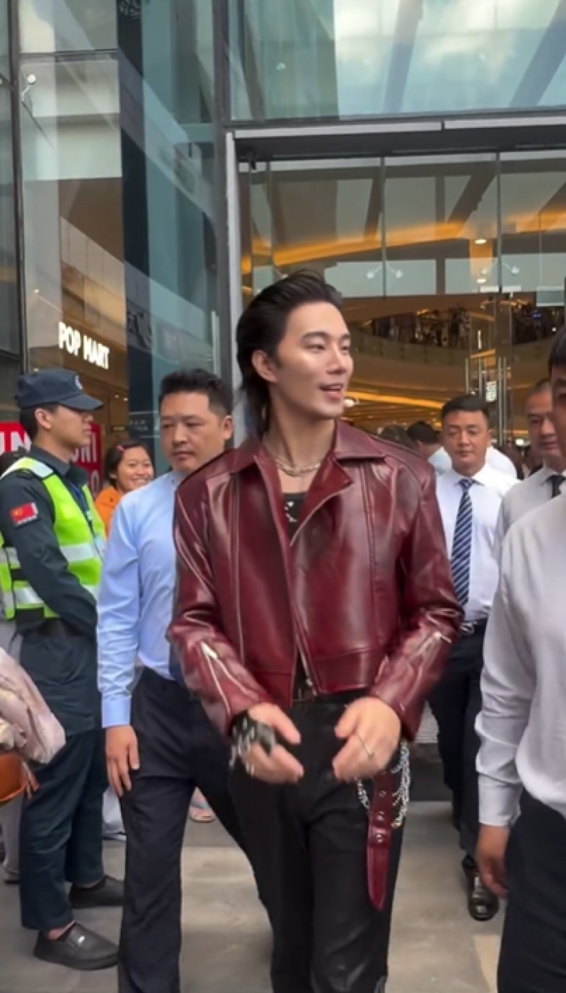 กระเเสปัง อีกหนึ่งหนุ่มไทยโผล่จีน คนเเห่รุมจนต้องใช้การ์ดนับสิบคุม