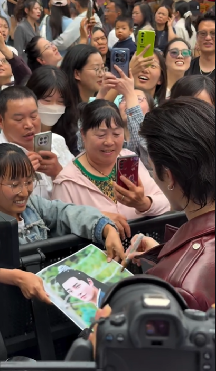 กระเเสปัง อีกหนึ่งหนุ่มไทยโผล่จีน คนเเห่รุมจนต้องใช้การ์ดนับสิบคุม