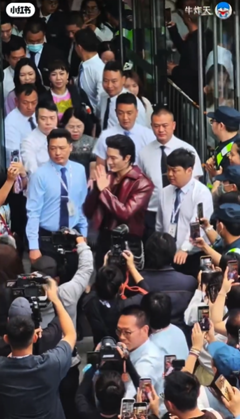 กระเเสปัง อีกหนึ่งหนุ่มไทยโผล่จีน คนเเห่รุมจนต้องใช้การ์ดนับสิบคุม