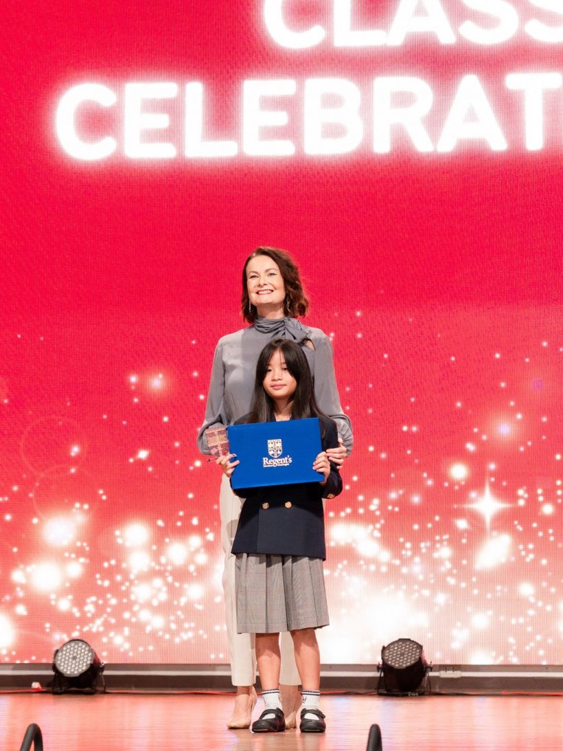 หมอโอ๊ค-โอปอล์ ยิ้มแก้มปริ! น้องอลิน เรียนดีเรียนเด่นจนคว้ารางวัล
