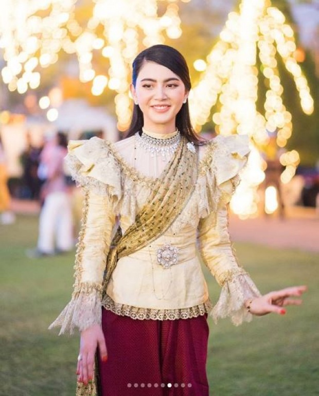 อลังการสุดๆ!! “ใหม่ ดาวิกา” สวมชุดไทยเที่ยวงานอุ่นไอรักฯ สง่างามเหมือนนางในวรรณคดี