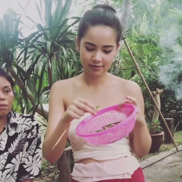 สุดยอด!! “ญาญ่า” โชว์กินพริกขี้หนูสดๆ พร้อมปิ้งไส้กรอกอีสานร้อนๆ (มีคลิป)