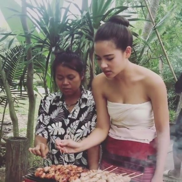 สุดยอด!! “ญาญ่า” โชว์กินพริกขี้หนูสดๆ พร้อมปิ้งไส้กรอกอีสานร้อนๆ (มีคลิป)