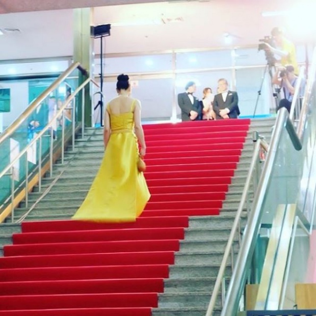 สวยตระการตา!! “ตั๊ก บงกช” เดินพรมแดงเทศกาลหนัง BIFAN 2018 ในชุดผ้าไหมเหลืองอร่าม
