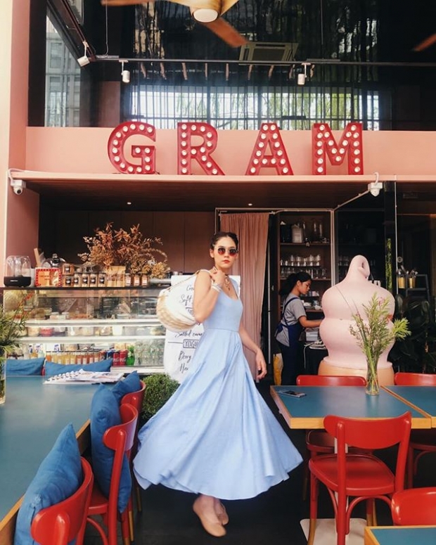 แซ่บได้ทุกวัน! “ชมพู่ อารยา” งัดชุดสีม่วงใส่ถ่ายรูป  “ร้านอาหารข้างทาง” บอกเลยดูไฮสุด