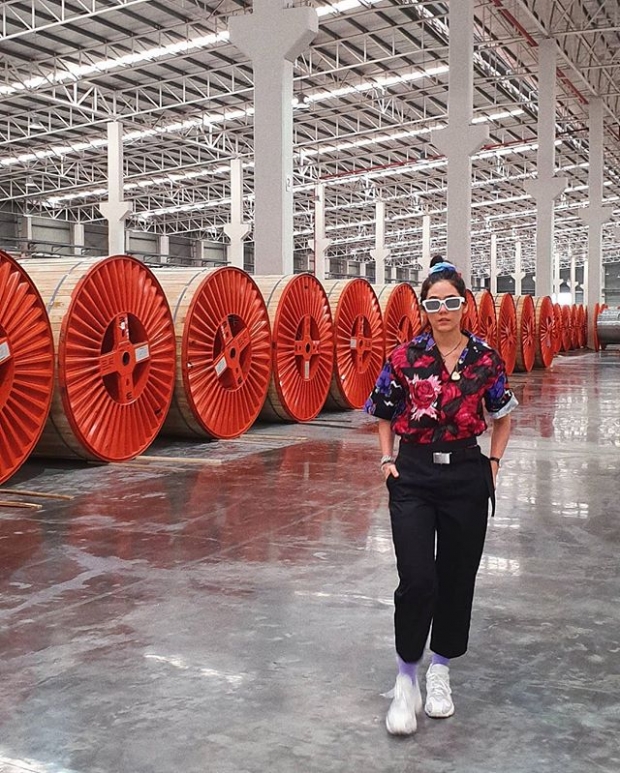 แซ่บได้ทุกวัน! “ชมพู่ อารยา” งัดชุดสีม่วงใส่ถ่ายรูป  “ร้านอาหารข้างทาง” บอกเลยดูไฮสุด