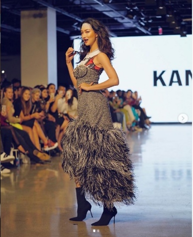 แพนเค้ก อวดลุคเสือสาวสุดภูมิใจผ้าไทย บนรันเวย์ LA Fashion Week