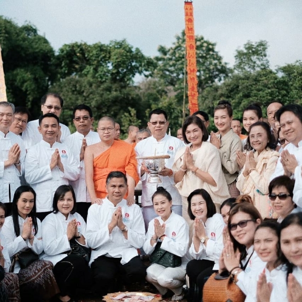 อิ่มบุญ! “แพนเค้ก เขมนิจ ” ควงคุณแม่ ร่วมทอดกฐินล้านนาสามัคคี 