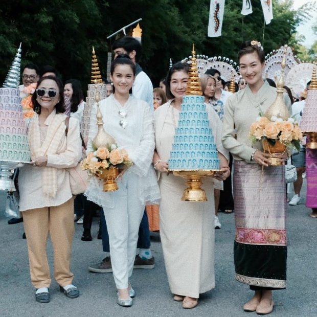 อิ่มบุญ! “แพนเค้ก เขมนิจ ” ควงคุณแม่ ร่วมทอดกฐินล้านนาสามัคคี 