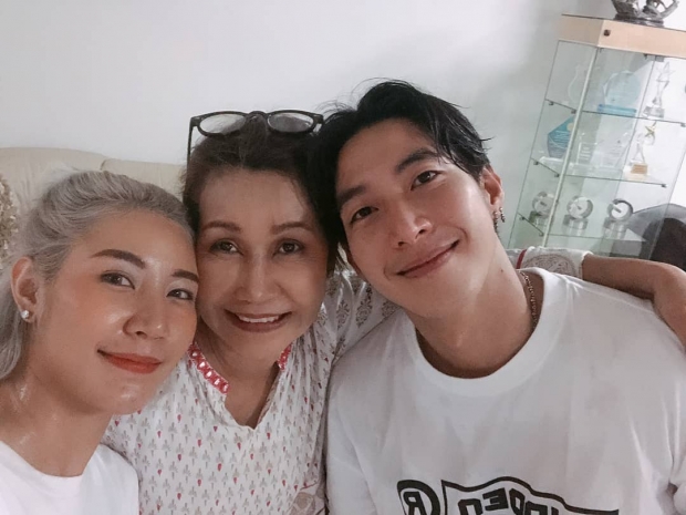 แม่โตโน่ ถึงกับต้องถาม หลังเห็นภาพลูกชายขาเจ็บนั่งรถเข็น มีณิชา คอยดูแล