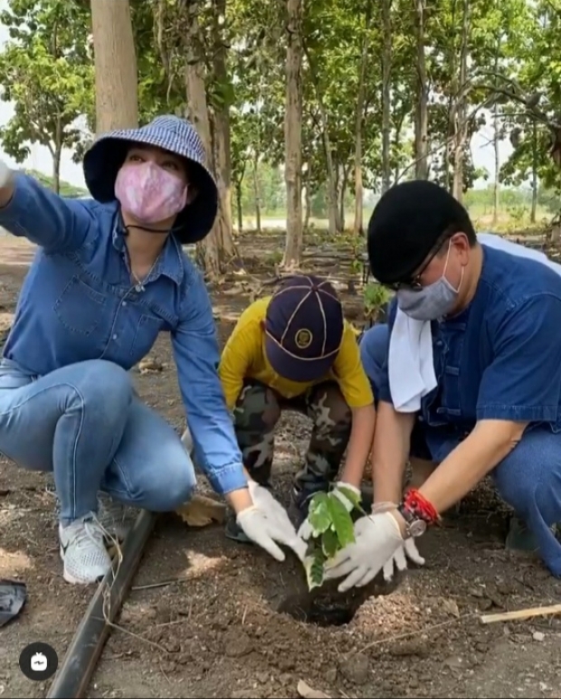 กว้างใหญ่ ตั๊ก บงกช พาทัวร์ ไร่เบญจรงคกุล น้องข้าวหอมโชว์ขับรถไถด้วย 