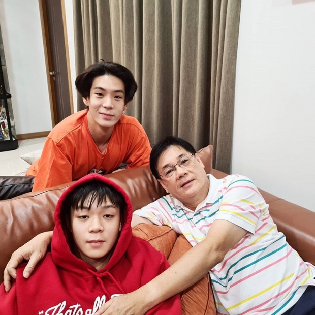 สายโอปป้า! พีเจ น้องชายเจเจ โตเป็นหนุ่มเเล้ว หน้าตาดีไม่เเพ้พี่ชาย 