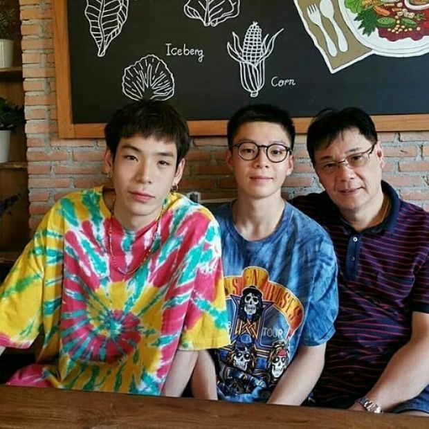 สายโอปป้า! พีเจ น้องชายเจเจ โตเป็นหนุ่มเเล้ว หน้าตาดีไม่เเพ้พี่ชาย 